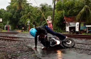 7 Cara Berkendara Saat Hujan, Agar Terhindar Dari Kecelakaan