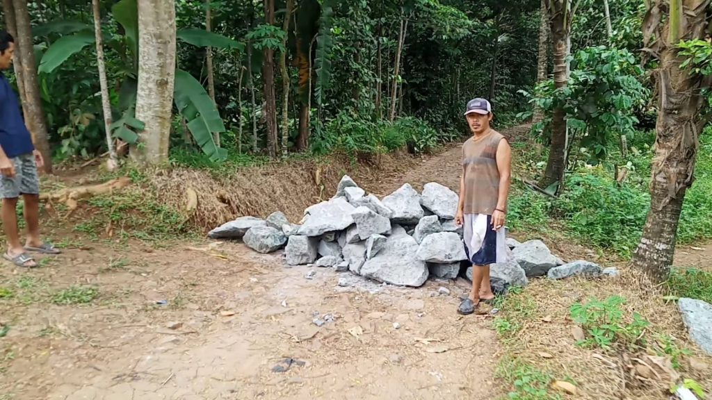Jalan Dihalangi Tumpukan Batu, Diduga Tak Terima Kalah Pilkades