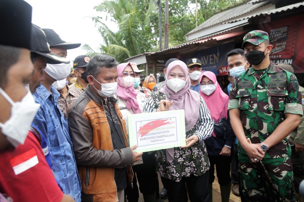 Patia Masih Terendam Banjir, Paket Sembako Mulai Disalurkan