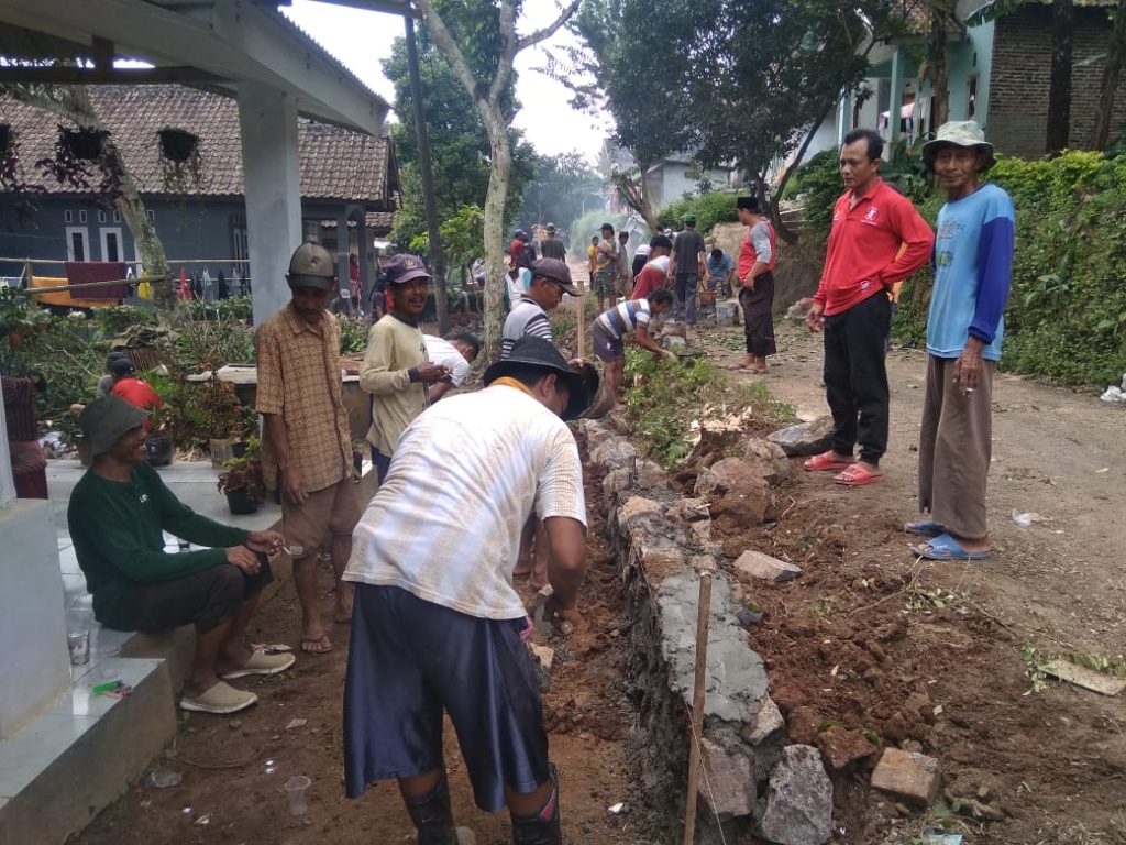 Tanpa Kucuran APBD, Warga Pandeglang Bangun TPT Hingga 300 Meter