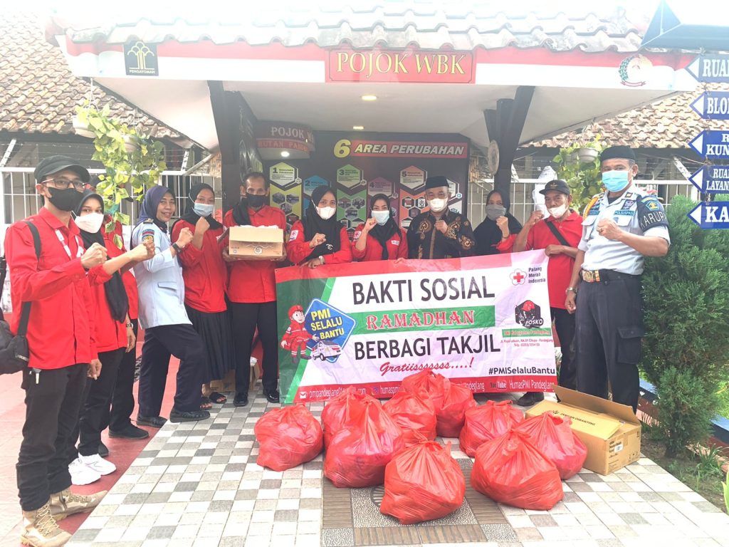Peduli Sesama, PMI Juhut Bagikan Ratusan Takjil Untuk Warga Binaan Rutan Pandeglang