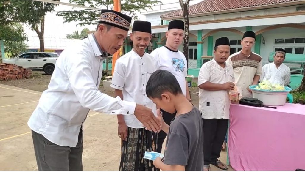 Akhir Ramadhan, Pemuda Desa Sukasari Santuni Anak Yatim dan Bagikan Takjil Gratis