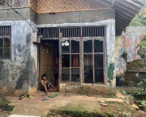 Tak Miliki Biaya, Ade Harus Bertahan di Rumah Yang Hampir Ambrol Bersama Istri dan Empat Anak