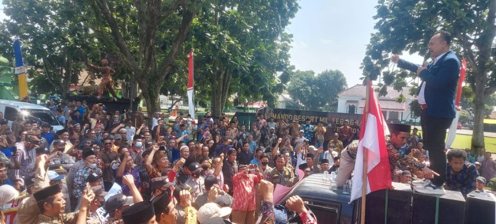 Gedung DPR Pandeglang Dikepung Ratusan RT dan RW