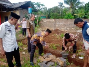 SDN Kaduhejo Bangun Mushola Bersama Warga