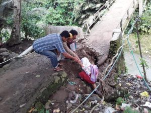 Ngeri! Dua Tahun Rusak, Jembatan di Jiput Ancam Keselamatan Warga