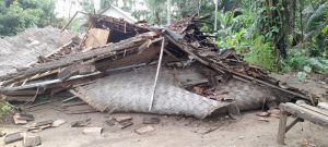 Kasihan! Sudah Hidup Sebatang Kara, Rumah Nenek Asal Cikeusik Ambruk dan Harus Menumpang di Tetangga