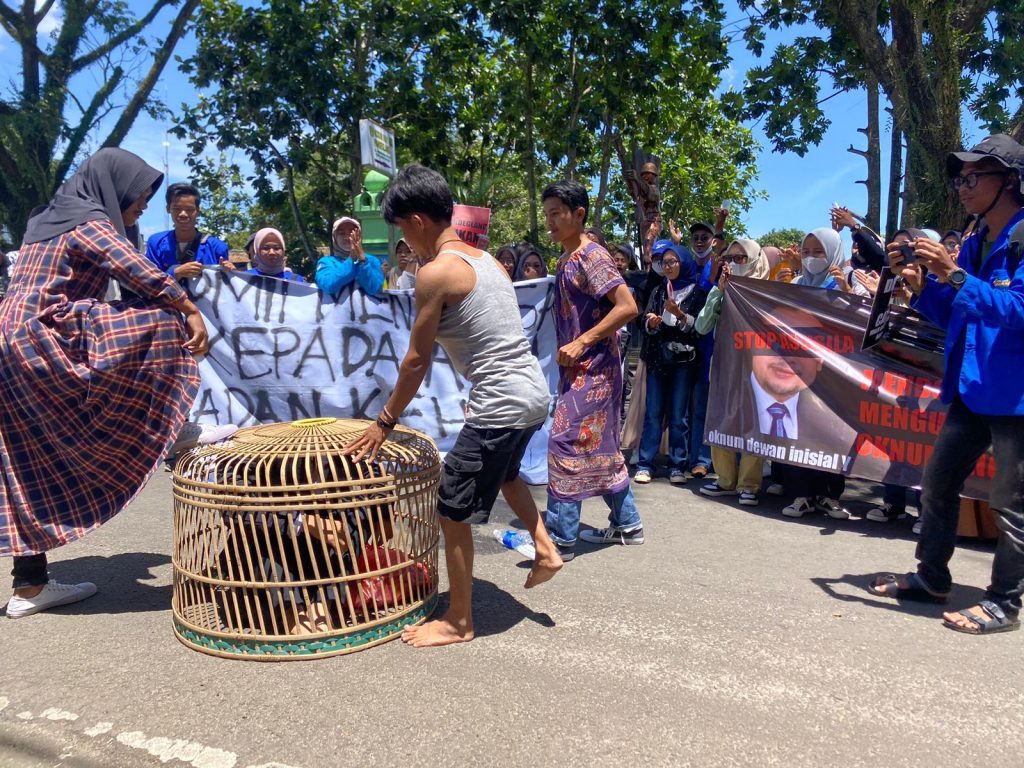 Buntut Dugaan Pelecehan Seksual, Mahasiswa Grudug Gedung Dewan Pandeglang