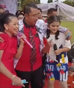 Viral, Pakai Baju PGRI di HUT PGRI Pandeglang Asyik Sawer dan Rangkul Biduan