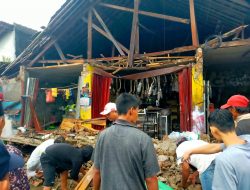 Astagfirullah, Dua Warga Panimbang Tertimpa Runtuhan Rumah
