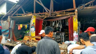 Puluhan warga yang membersihkan material rumah ambruk di Kecamatan Panimbang (Katakita.co)