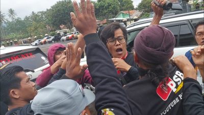 Para jurnalis yang tengah meliput di polres Pandeglang dihalangi oleh ormas (Syamsul)
