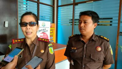 Kepala Kejaksaan Negri Pandeglang yang mengenakan kacamata didampingi Kasi Intel Kejari dalam sesi wawancara bersama wartawan (Katakita.co)