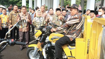 Bupati Tatu saat menyerhakna bantuan kendaraan pengangkut sampah di halaman pendopo Kabupaten Serang (Katakita.co)