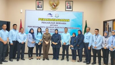 Direktur Utama Perumdam Pandeglang bersama Jajaran saat melakukan sesi poto bersama dengan kepala Kejaksaan Negri Pandeglang (Katakita.co)