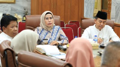 Bupati Serang Ratu Tatu Chasanah saat menggelar rapat pembahasan program untuk warga Kabupaten Serang yang terkena PHK.(Katakita.co)
