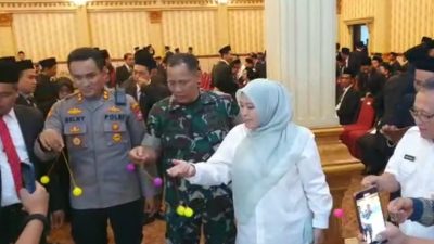 Muspida Pandeglang tengah asyik memainkan mainan lato-lato usai pelantikan PPK (Katakita.co)