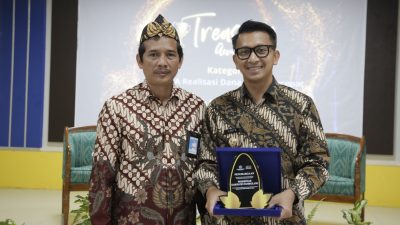Kepala Kantor Wilayah Direktorat Jenderal Perbendaharaan Provinsi Banten Sugiyarto kepada Wakil Bupati Pandeglang Tanto Warsono Arban saat menerima penghargaan (Katakita.co)