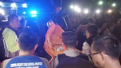 Anggota Polres Pandeglang saat mengevakuasi jasad korban (Katakita.co)