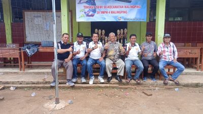 Para guru SMPN 4 Malingping yang sedang duduk dalam acara sesi foto bersama (Katakita.co)