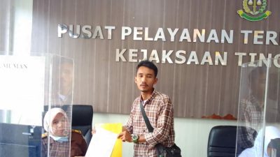 Sekretaris DPC Amira, Burhanudin saat menyerahkan berkas dugaan monopoli proyek di Kabupaten Pandeglang (Katakita.co)