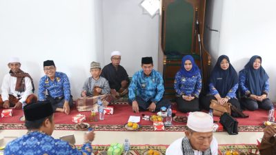 Walikota Serang Syafrudin saat menghadiri pengajian rutin di Masjid Jami Al-husen, lingkungan Cikasir, kecamatan Curug, Kota Serang. (Katakita.co)