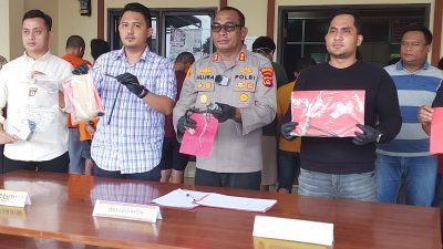 Wakapolresta Serang Kota, AKBP Hujra Soumena didampingi Kasat Reskrim Polresta Serang Kota AKP David Adhi Kusuma saat menggelar konferensi pers di halaman kantor unit Satreskrim Polresta Serang Kota (Katakita.co)