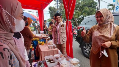 Bupati Pandeglang Irna Narulita bersama jajaran Forkopimda saat membeli Takjil di Gedung Juang (Katakita.co)