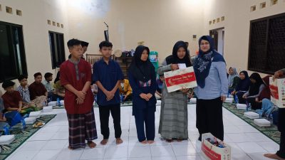 Head Project PT Tirta Fresindo Jaya Pandeglang Intan Rionita Latief saat memberikan bingkisan kepada anak yatim (Katakita.co)