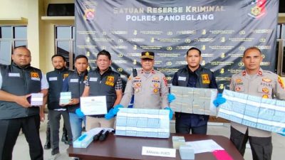 Wakapolres Pandeglang Kompol Andi dan jajaran Satreskrim saat menggelar konferensi pers penyiataan uang hasil tindak pidana korupsi di aula polres Pandeglang (Katakita.co)