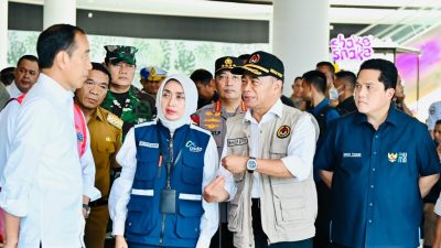 Presiden Joko Widodo bersama dengan jajaran saat meninjau pelabuhan merak guna memastikan kesiapan jelang mudik lebaran 2023 (Katakita.co)