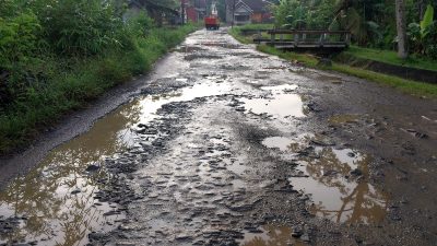 Kondisi jalan Jembatan Kayu-Wanasalam yang rusak parah akibat tidak kunjung diperbaiki. Berlubang dan kerap digenangi air saat musim penghujan (Katakita.co)
