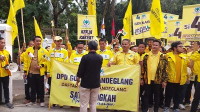 Jajaran pengurus DPD Partai Golkar saat mendatangi gedung KPU Kabupaten Pandeglang untuk menyerahkan berkas bacaleg 2024 (Katakita.co)