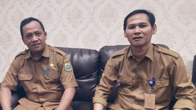 Kepala UPTD PPD Bapenda Banten Cabang Pandeglang Epy Shafiullah (Kiri) Didampingi Kasubag TU Agus Sunendar (Kanan)