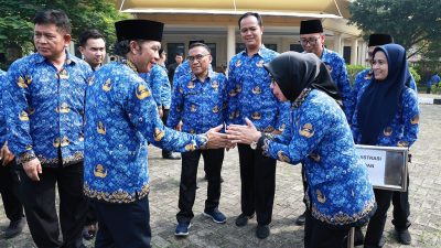 Pj Gubernur Banten Al Muktabar saat menggelar halal bihalal bersama jajaran PNS Pemprov Banten (Katakita.co)