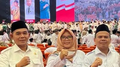 Rika Kartika Sari (Tengah) dan ketua DPC Gerindra Kabupaten Pandeglang Syahruddin (Kiri) saat foto bersama di acara Rapimnas (Istimewa)