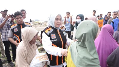 Bupati Pandeglang Irna Narulita saat berbincang bersama warga Kecamatan Sumur (Katakita.co)