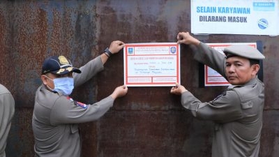 Petugas Satpol-PP Kabupaten Serang Saat melakukan penyegelan perusahaan peternak ayam (Katakita.co)