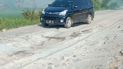 Pengendara melintasi jalan Provinsi Banten yang rusak parah, tepatnya di Jalan Simpang Malingping