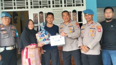 Wakapolres Pandeglang dan Anggota Propam Jenguk Anggota Yang Sakit