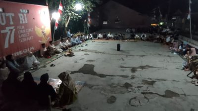 Warga Komplek Cigadung Saat menggelar doa bersama dalam peringatan tahun baru islam
