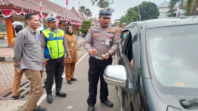 Foto petugas satlantas dan uptd ppd Samsat Pandeglang saat menggelar operasi penertiban pajak kendaraan bermotor (Syamsul/Katakita.co)