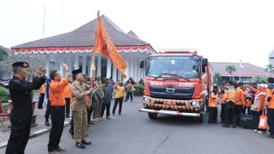 Pj Sekda Kabupaten Serang saat melepas mobil tanki untuk pendistribusian air bersih (Dok Pemkab Serang)