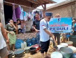 Kurangi Kesulitan Air Bersih Ditengah Musim Kemarau, Simonida Media Bagikan Air Untuk Warga Kuranten