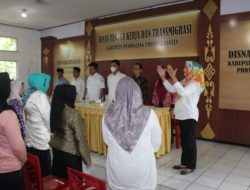 Pembukaan pembinaan lembaga pelatihan kerja swasta yang didahului dengan menyanyikan lagi Indonesia Raya (Foto Dokumentasi Kominfo Pandeglang)