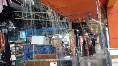 Foto kondisi fasad pasar badak Pandeglang bocor saat diguyur hujan deras