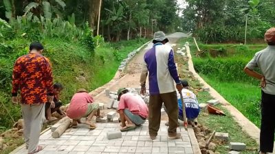 Para pekerja yang tengah mengerjakan pemasangan paving blok di Kampung Citando, Desa Talagasari, Kecamatan Saketi, Kabupaten Pandeglang namun tidak dibekali alat K3 (Katakita.co)