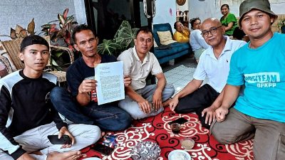 Foto warga Kadumerak yang menolak pendirian tower BTS