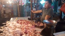 Foto pedagang daging ayam di Pasar Badak Pandeglang (Istimewa)