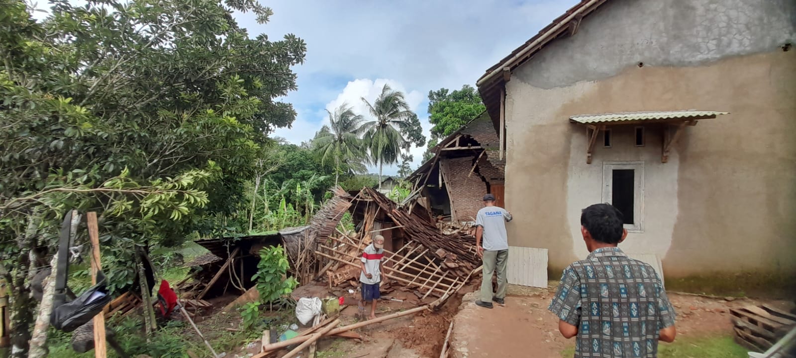 Foto kondisi rumah warga yang ambruk akibat tergerus longsor (Katakita.co)